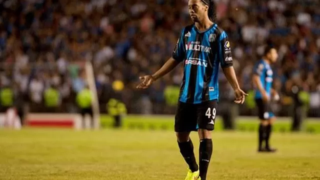 Ronaldinho falló un penal en su debut con el Querétaro
