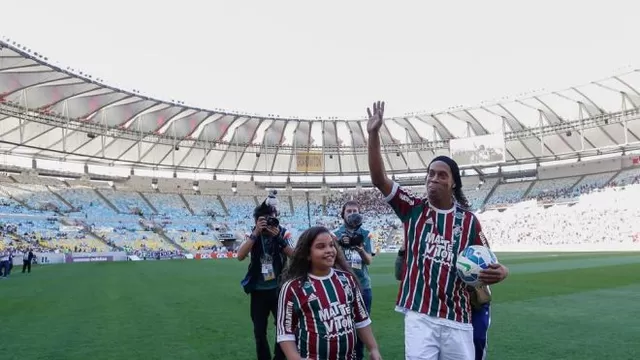 Lleg&amp;oacute; R10 al Maracan&amp;aacute; (Facebook Ronaldinho)-foto-1