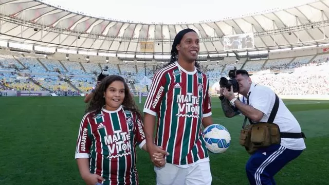 Lleg&amp;oacute; R10 al Maracan&amp;aacute; (Facebook Ronaldinho)-foto-4