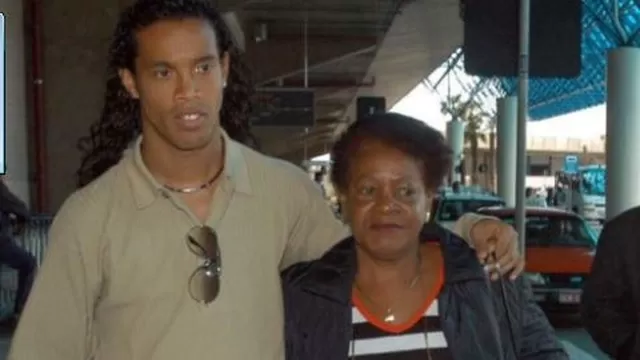 Ronaldinho Gaúcho pide oraciones por su madre hospitalizada por COVID-19