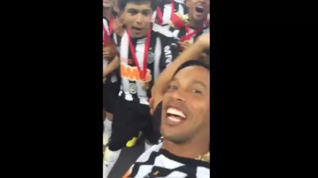 Ronaldinho la hizo de &#39;camarógrafo&#39; durante premiación del Atlético Mineiro