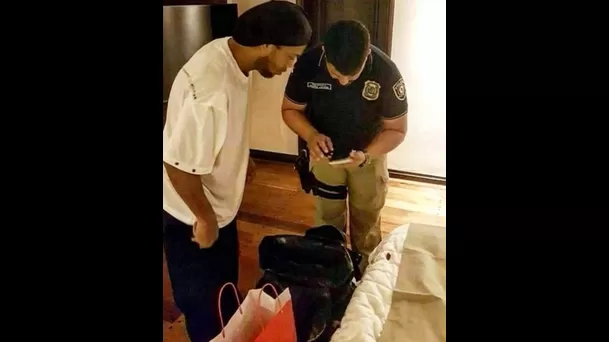 Momento del arresto a Ronaldinho | Foto: Última Hora. Momento del arresto a Ronaldinho | Foto: Última Hora.