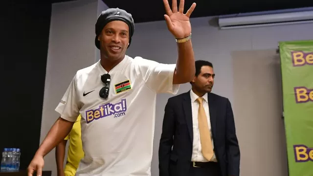 Ronaldinho visitó Kenia a pesar de una orden de aprehensión de su pasaporte