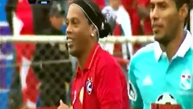 Ronaldinho y un genial pase del desprecio que desperdició Rodríguez