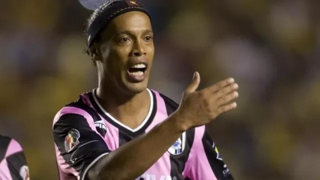 Ronaldinho y el incómodo momento que vivió cuando su equipo era goleado