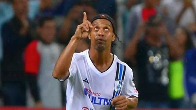 Ronaldinho y un magistral golazo de tiro libre en caída del Querétaro