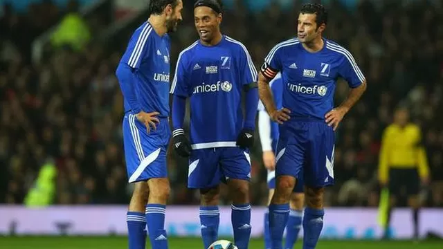 Ronaldinho y su espectacular calentamiento junto a Robert Pires y Cafú