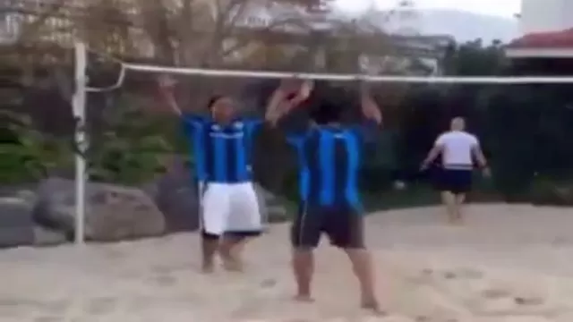 Ronaldinho y su última maravilla con el balón jugando al futvoley