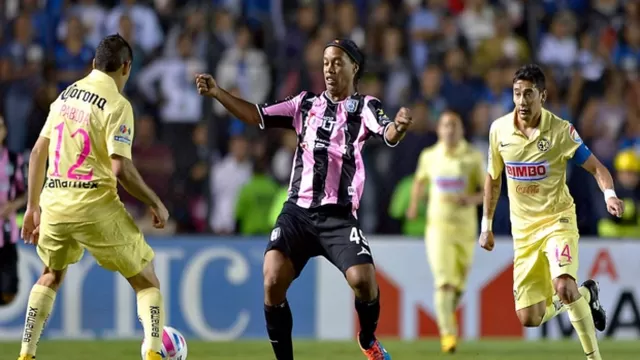 Ronaldinho y las camisetas que utilizó en solo 2 meses con el Querétaro-foto-3
