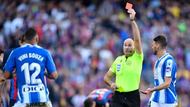 Mateu Lahoz presenta la cartulina roja / Foto: AFP