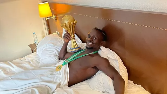 Sadio Mané durmió con la Copa Africana de Naciones tras conquistarla