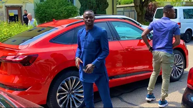 Sadio Mané llegó a Múnich y pasó los exámenes médicos del Bayern