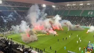Saint-Étienne: Lanzan bengalas al campo pidiendo la renuncia del DT de Miguel Trauco