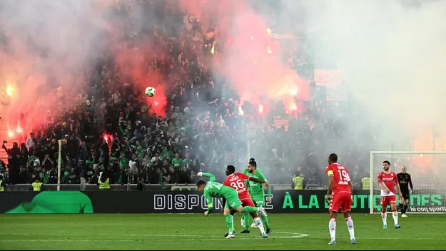Saint-Étienne con Miguel Trauco cayó 4-1 ante Mónaco en partido accidentado