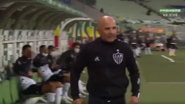 Sampaoli enfureció y pateó el banquillo tras recibir el 3-0 del Palmeiras