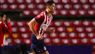 Santiago Ormeño falló increíble ocasión de gol y cometió penal en 2-2 de Chivas
