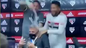 Sao Paulo: Jugadores bañaron de champagne a Hernán Crespo durante conferencia de prensa