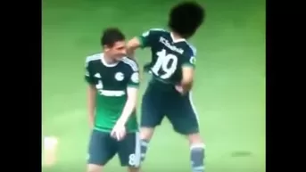 Schalke 04: Di Santo y la broma del insecto en la camiseta a Leroy
