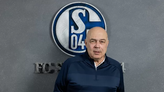 Schalke 04 fichó al técnico Christian Gros para que lo salve del descenso