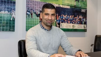 Schalke 04 presentó a su quinto DT esta temporada: Dimitrios Grammozis