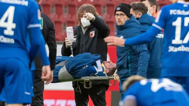 Schalke 04 vs. Augsburgo: Impactante choque de cabeza y caída de Mark Uth asustó a todos