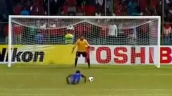 Se cayó antes de patear un penal pero igual metió gol