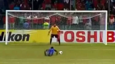 Se cayó antes de patear un penal pero igual metió gol