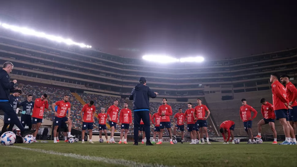 La selección paraguaya entrenó anoche en el estadio Monumental, escenario donde se jugará el amistoso con Perú / Foto: APF