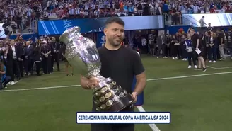 &#39;Kun&#39; Agüero llevó el trofeo de la Copa América previo al Argentina vs Canadá