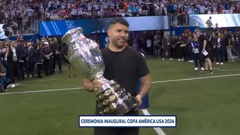 'Kun' Agüero llevó el trofeo de la Copa América previo al Argentina vs Canadá