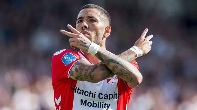 Sergio Peña anotó de rebote tras fallar penal en el Emmen por la Eredivisie