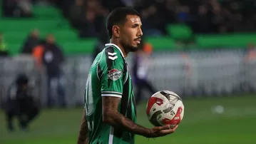 Sergio Peña se lució con una asistencia, pero su equipo descendió