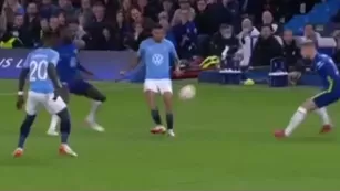 Sergio Peña sufrió una fuerte falta de Antonio Rudiger en el Chelsea vs. Malmö