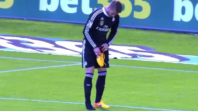 Sergio Ramos defendió con un chimpún en la mano durante gol de Nolito