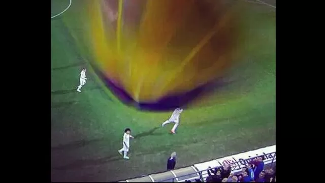 Sergio Ramos y el pelotazo que impactó con cámara de televisión
