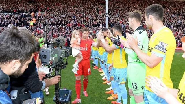 Steven Gerrard: así homenajearon al capitán del Liverpool en Anfield-foto-7
