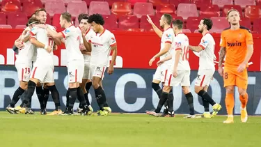 No todo fue alegría en Sevilla, su capitán Jesús Navas salió lesionado. | Foto: Sevilla