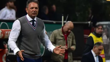 Sinisa Mihajlovic, de 46 a&amp;ntilde;os, toma la posta dejada por Filippo Inzaghi (Foto: AFP)