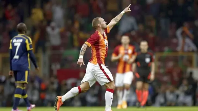 Sneijder marcó un doblete en tres minutos y Galatasaray ganó el clásico