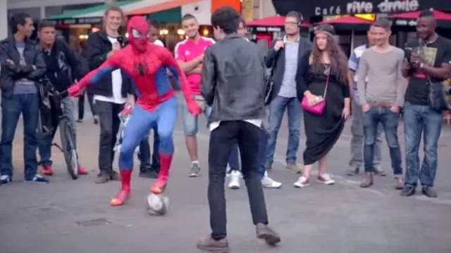 Spiderman sorprende con sus habilidad con el balón en calles de Londres