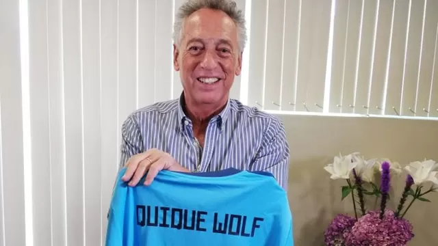 Sporting Cristal obsequió una camiseta celeste a Quique Wolf con su nombre | Foto: Spoting Cristal.