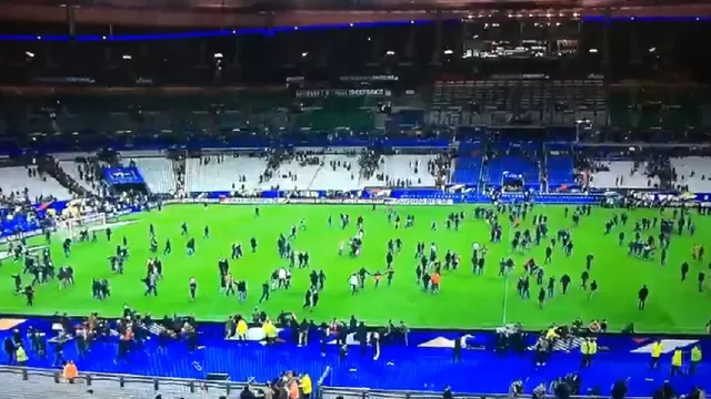 Los asistentes al Stade de France ingresaron en la cancha.