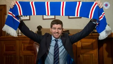 Steven Gerrard, entrenador de 39 años. | Foto: @RangersFC