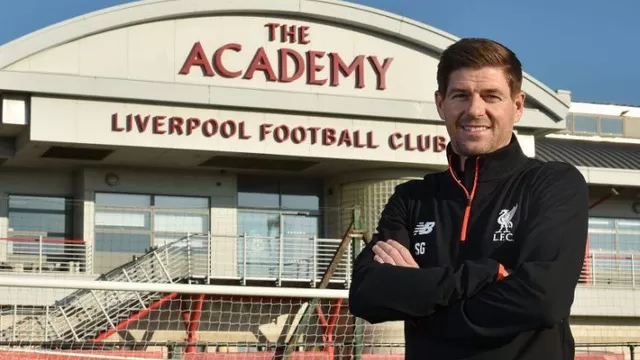 Steven Gerrard vuelve a Liverpool para entrenar divisiones inferiores