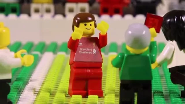 Steven Gerrard y su expulsión en el clásico inglés recreada en Lego