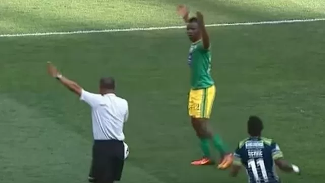 Sudáfrica: árbitro amonestó a futbolista por esta peculiar jugada