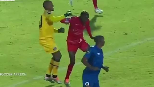Terrible agresión en la primera división de Sudáfrica. | Video: Canal N (Fuente: Soccer Afrech)