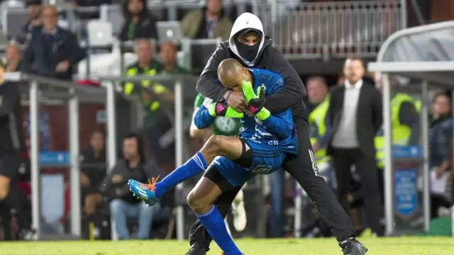 Suecia: hincha enmascarado agredió al arquero Aly Keita del Östersund