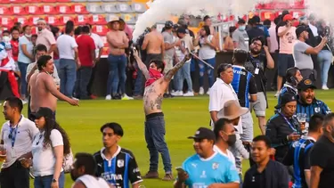 Suspenden partido entre Querétaro vs. Atlas por pelea de barras en pleno campo de juego