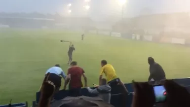 Suspendieron el partido por una tormenta pero los hinchas continuaron alentando